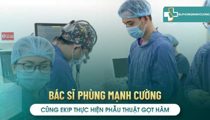 Bác sĩ Phùng Mạnh Cường thực hiện gọt hàm
